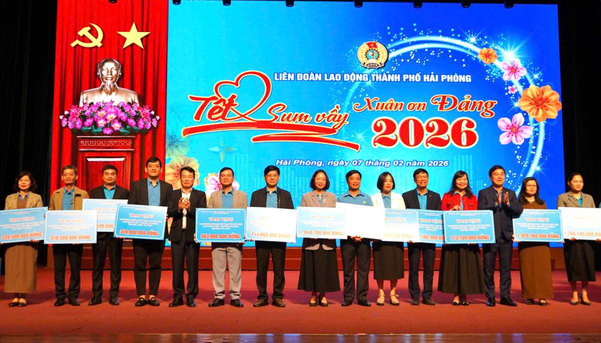 LĐLĐ TP Hải Phòng trao kinh phí chăm lo Tết cho các công đoàn xã, phường, đặc khu. Ảnh: Mai Dung