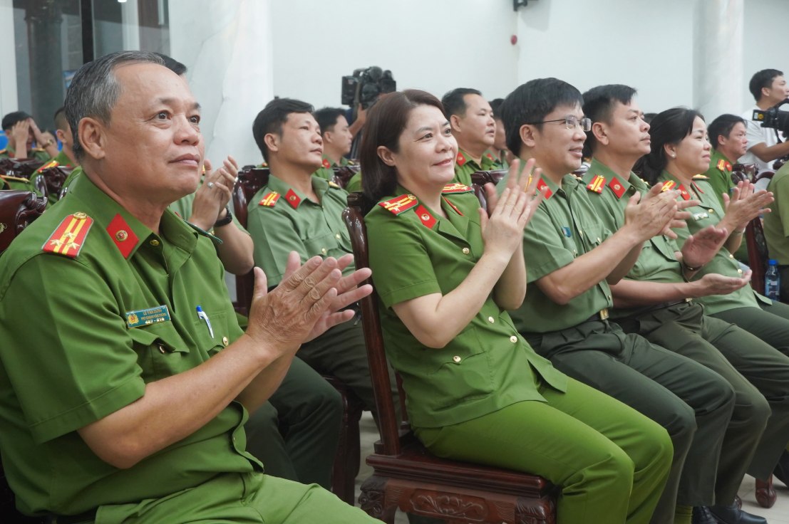 Đại biểu tham dự chương trình nghệ thuật. Ảnh: Tạ Quang