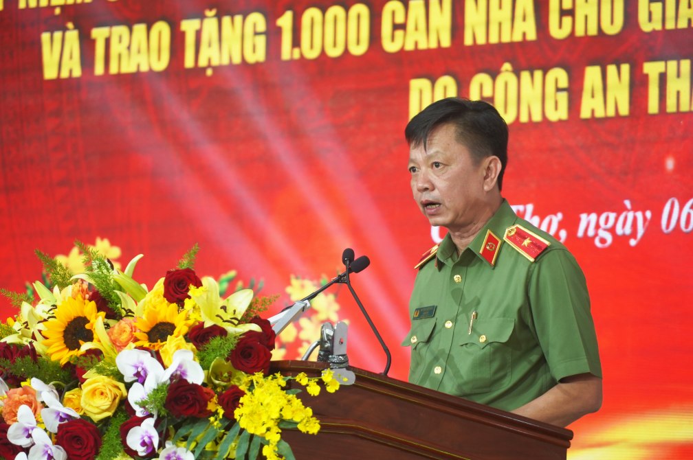 Thiếu tướng Huỳnh Việt Hòa – Giám đốc Công an TP Cần Thơ phát biểu tại chương trình. Ảnh: Tạ Quang