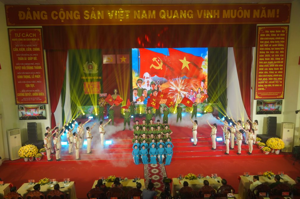 chương trình nghệ thuật chào mừng thành công Đại hội Đại biểu toàn quốc lần thứ XIV của Đảng, kỷ niệm 96 năm Ngày thành lập Đảng Cộng sản Việt Nam. Ảnh: Tạ Quang