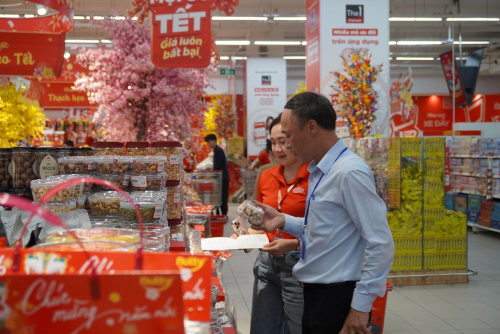 Supermarkets in Da Nang proactively control goods quality before Tet. Photo: Tran Thi