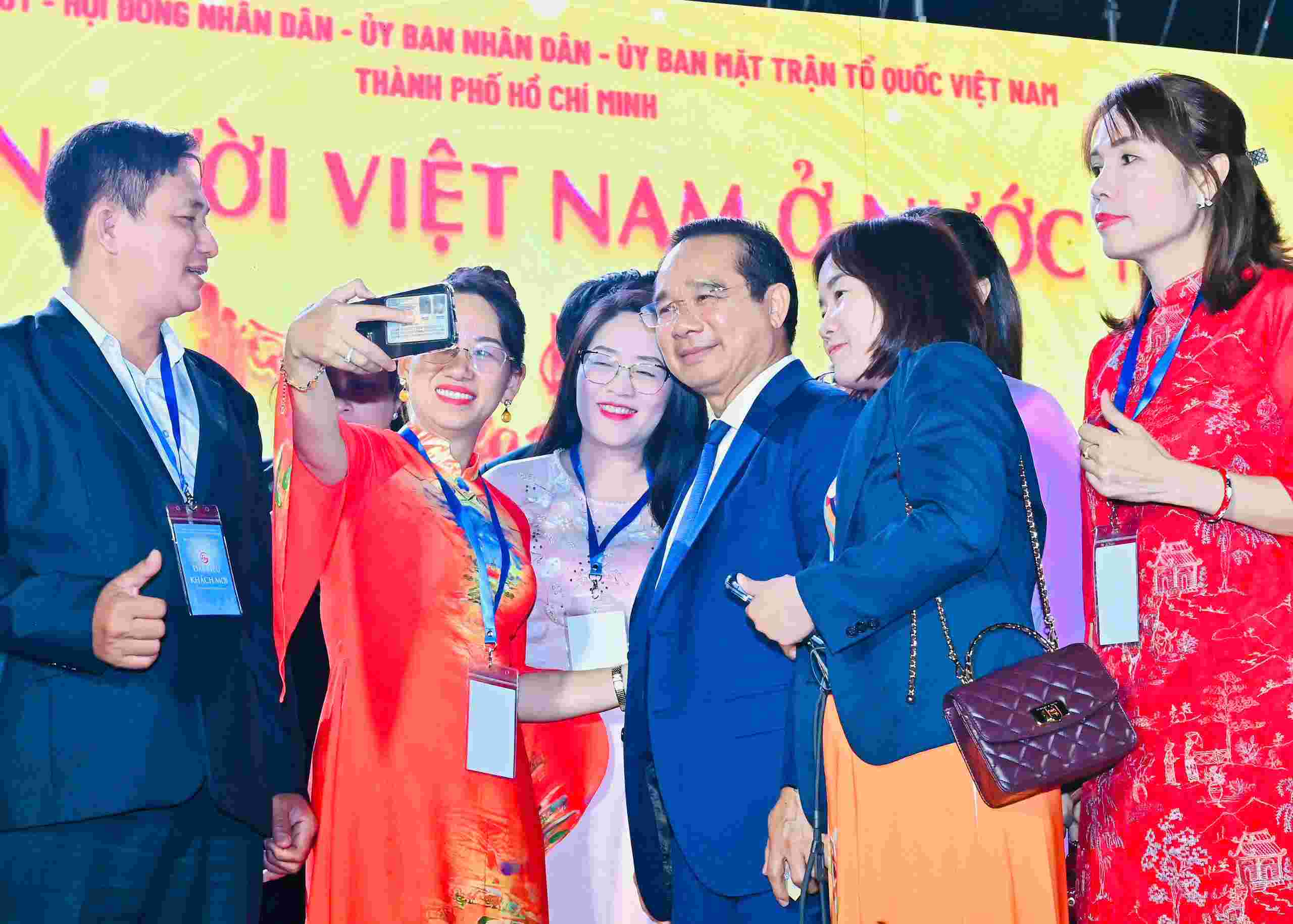 Chairman of Ho Chi Minh City People's Committee Nguyen Van Duoc interacts with overseas Vietnamese. Photo: Viet Dung