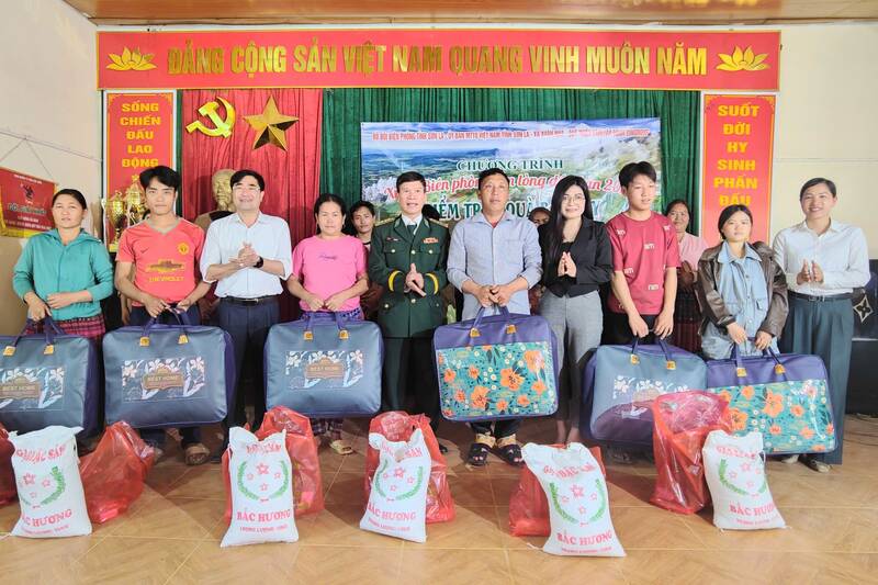 Leaders of the Border Guard Command of Son La province and the sponsoring unit present gifts to poor households in Lay village, Xuan Nha commune. Photo: Truong Son
