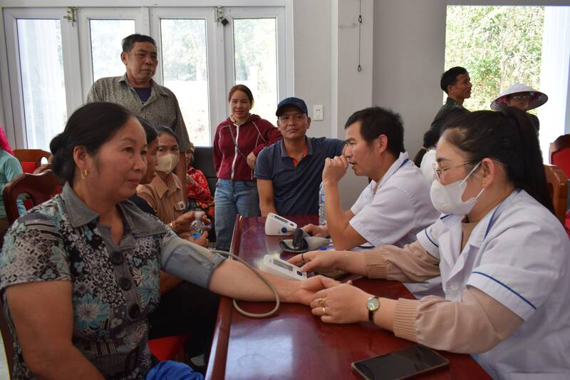 Khám bệnh, cấp thuốc miễn phí cho bà con xã Xuân Nha. Ảnh: Trường Sơn