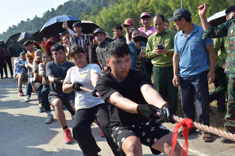 Thi gói bánh chưng và kéo co tại Chương trình “Xuân Biên phòng – ấm lòng dân bản”, xã Xuân Nha. Ảnh: Trường Sơn