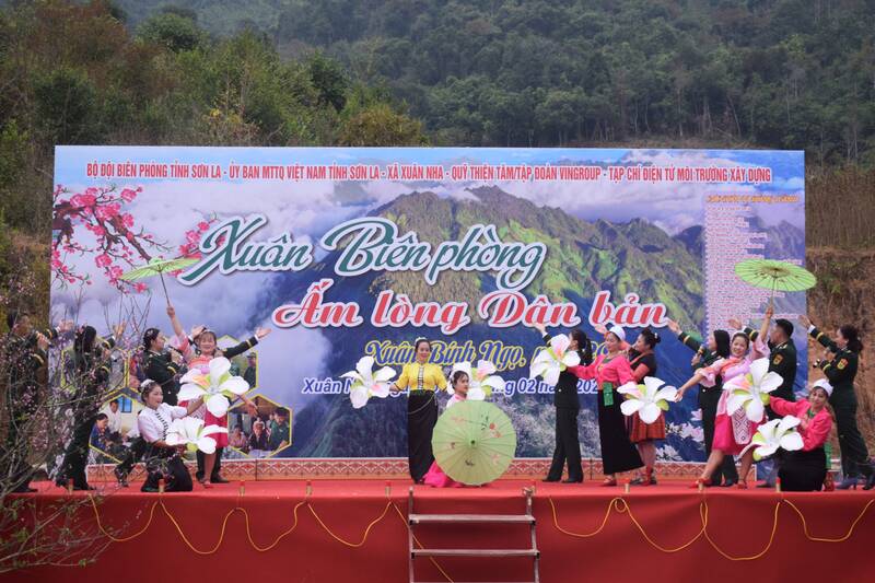 Thi giã bánh dày và giao lưu văn nghệ. Ảnh: Trường Sơn