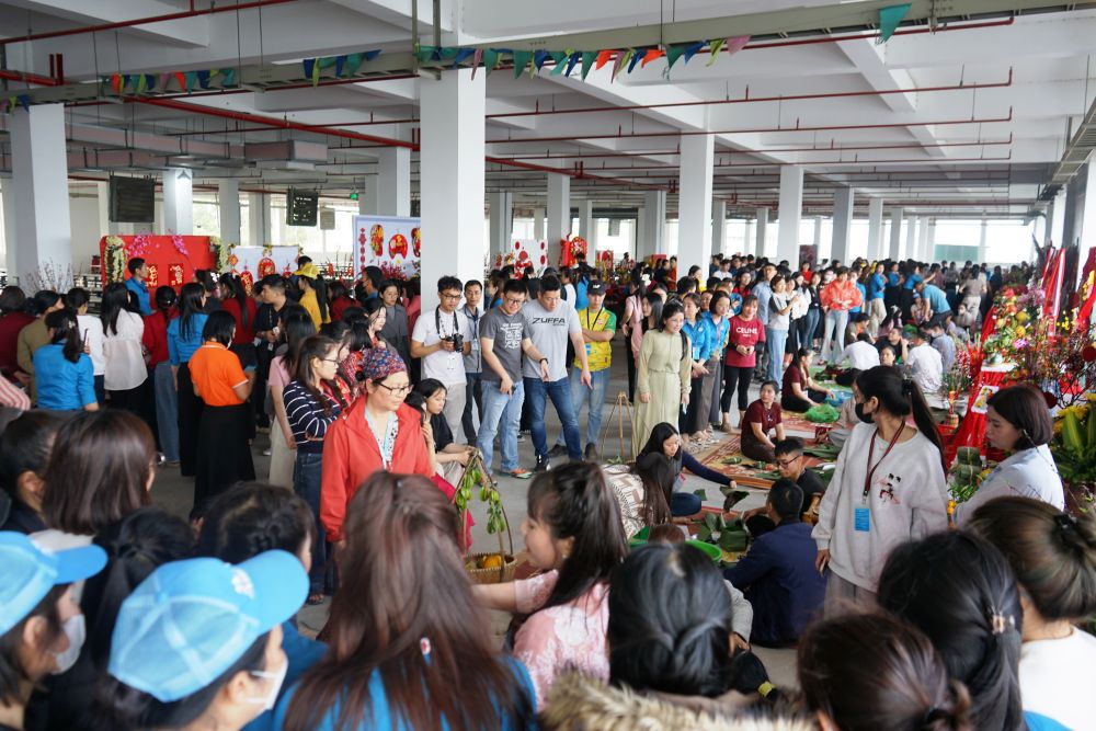 Công đoàn Công ty TNHH Giầy Rollsport Việt Nam tổ chức chương trình “Tết sum vầy – Xuân ơn Đảng” và thi gói bánh chưng cho đoàn viên, người lao động. Ảnh: Quách Du