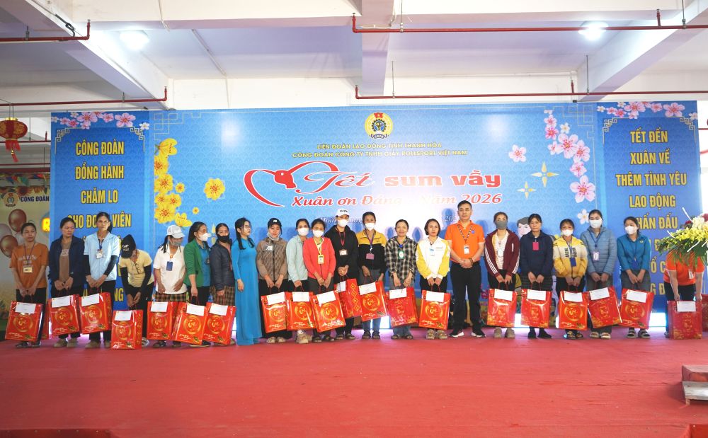 Đại diện lãnh đạo LĐLĐ tỉnh Thanh Hóa và Công ty TNHH Giầy Rollsport Việt Nam trao quà cho người lao động khó khăn. Ảnh: Quách Du