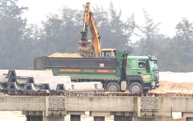 Vận chuyển cát trái phép ra khỏi dự án cảng biển ở Quảng Trị