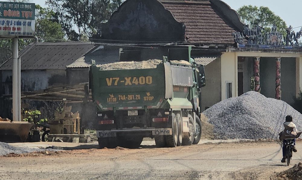 Xe chở cát rời CFG Quảng Trị, lúc 10h40 ngày 15.1 cát trên xe được đổ cát xuống đại lý Đông Tụy (thôn 5, xã Cửa Việt, tỉnh Quảng Trị). Ảnh: Hưng Thơ