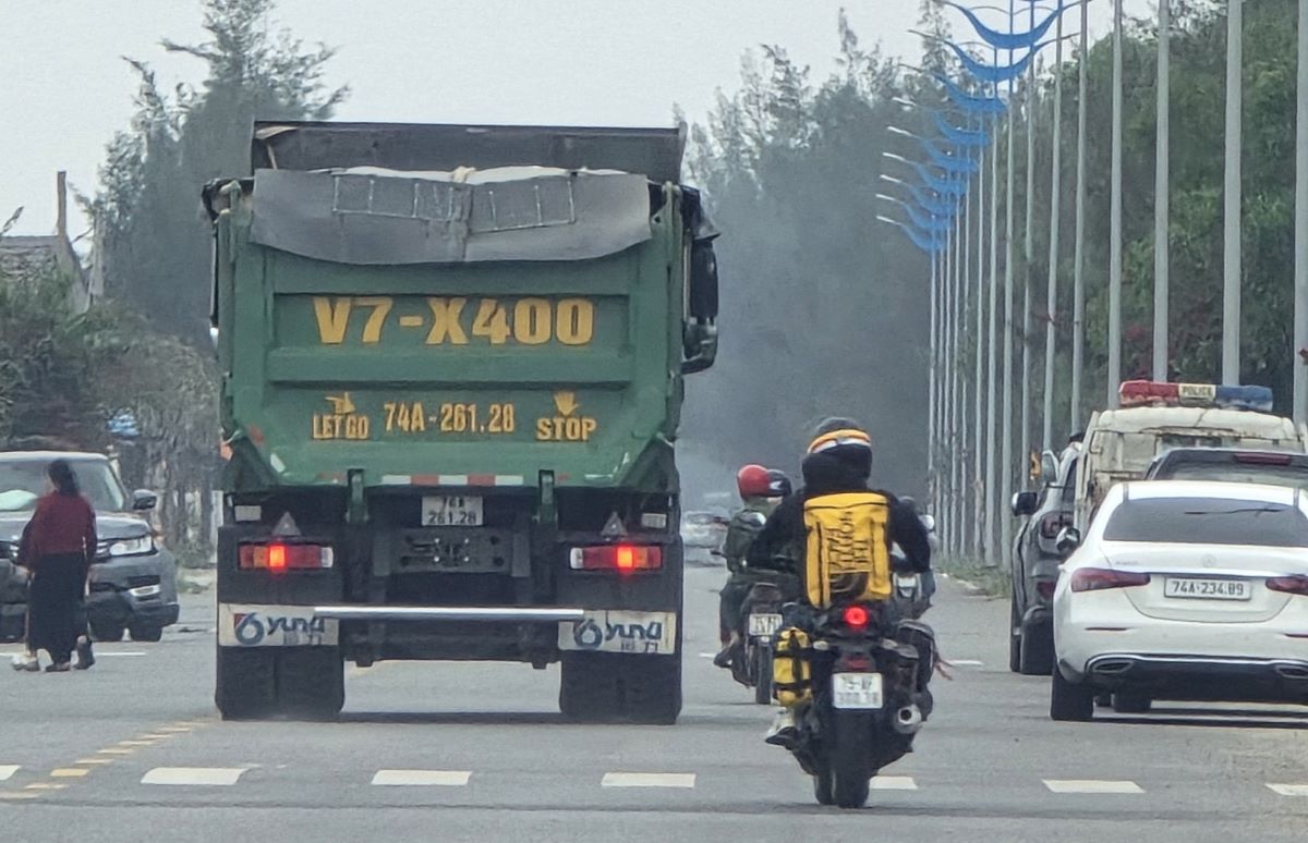 Xe tải biển số 74A - 261.28 sau khi lấy cát ở CFG Quảng Trị, đến 10h06 ngày 6.2 di chuyển đến nơi tiêu thụ. Ảnh: Hưng Thơ