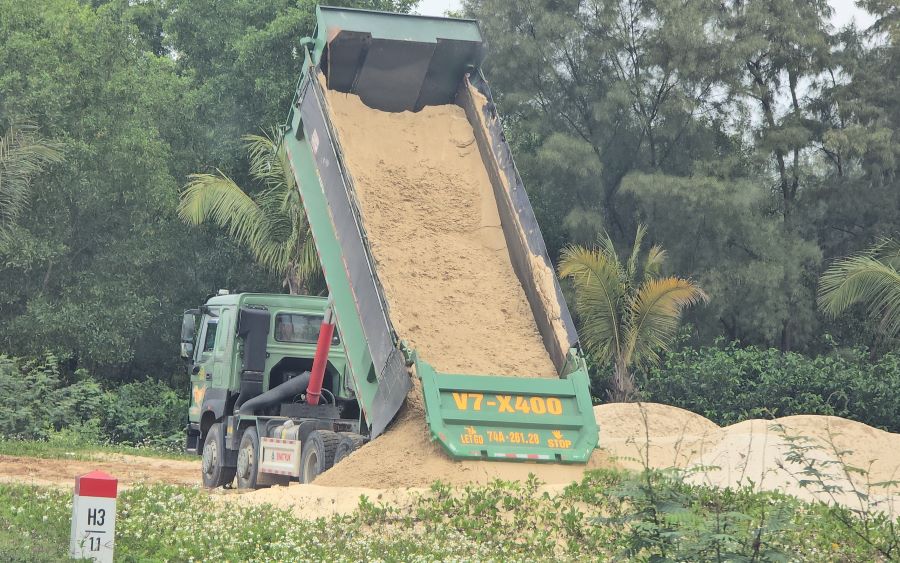 Cát được xe biển số 74A - 261.28 đổ xuống bãi cát ở thôn Cang Gián (xã Bến Hải, tỉnh Quảng Trị) lúc 10h14 ngày 6.2. Ảnh: Hưng Thơ