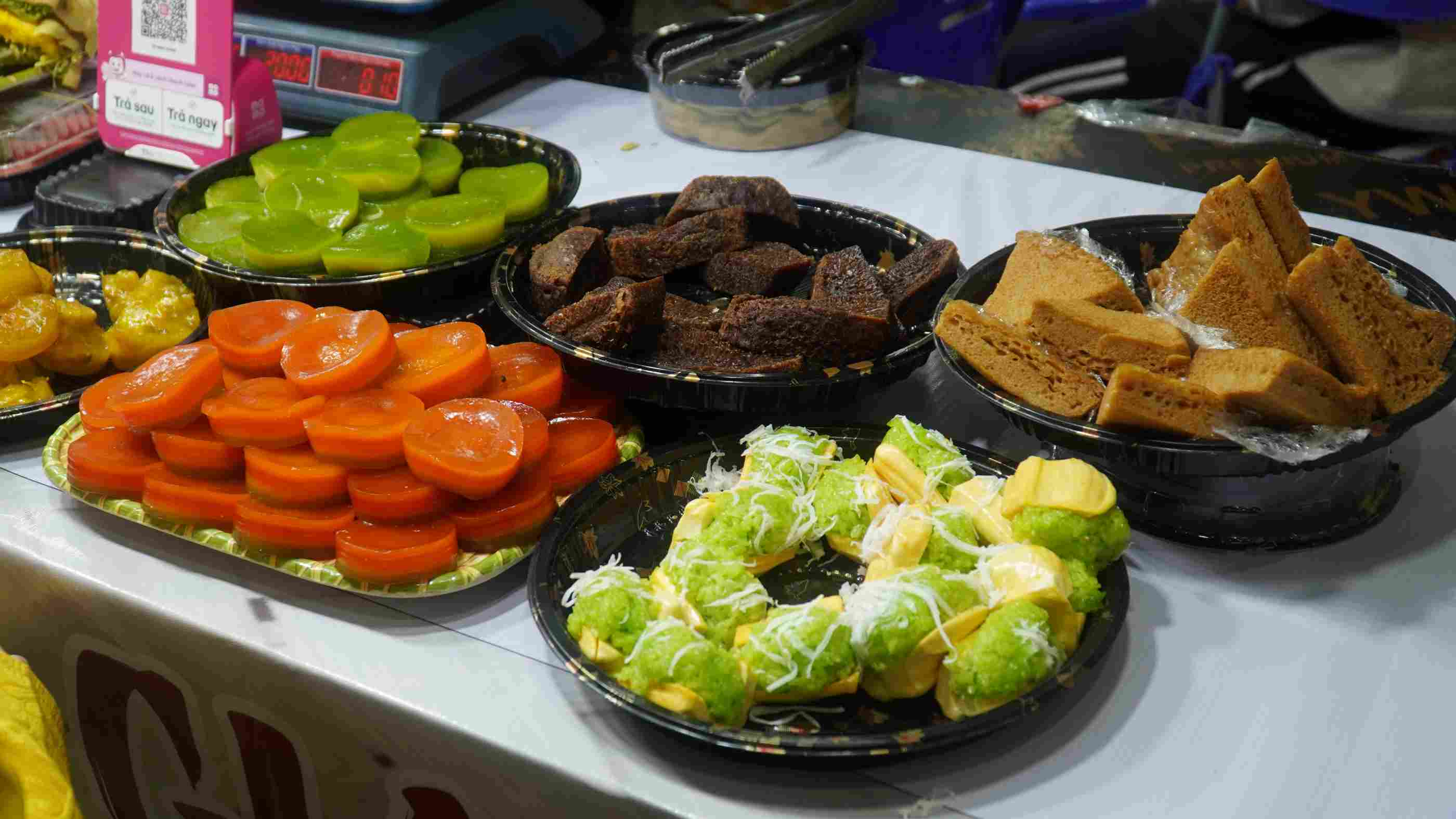 Các món bánh khiến cả người lớn lẫn trẻ nhỏ đều phải dừng chân. Ảnh: Minh Vũ