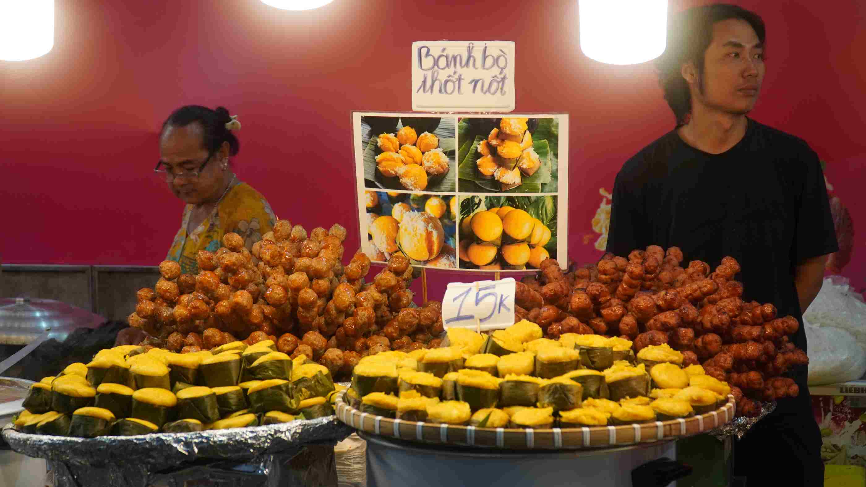 Bánh bò thốt nốt vàng ươm tại quầy bánh dân gian miền Tây trở thành điểm dừng chân khiến nhiều du khách không khỏi trầm trồ. Ảnh: Minh Vũ