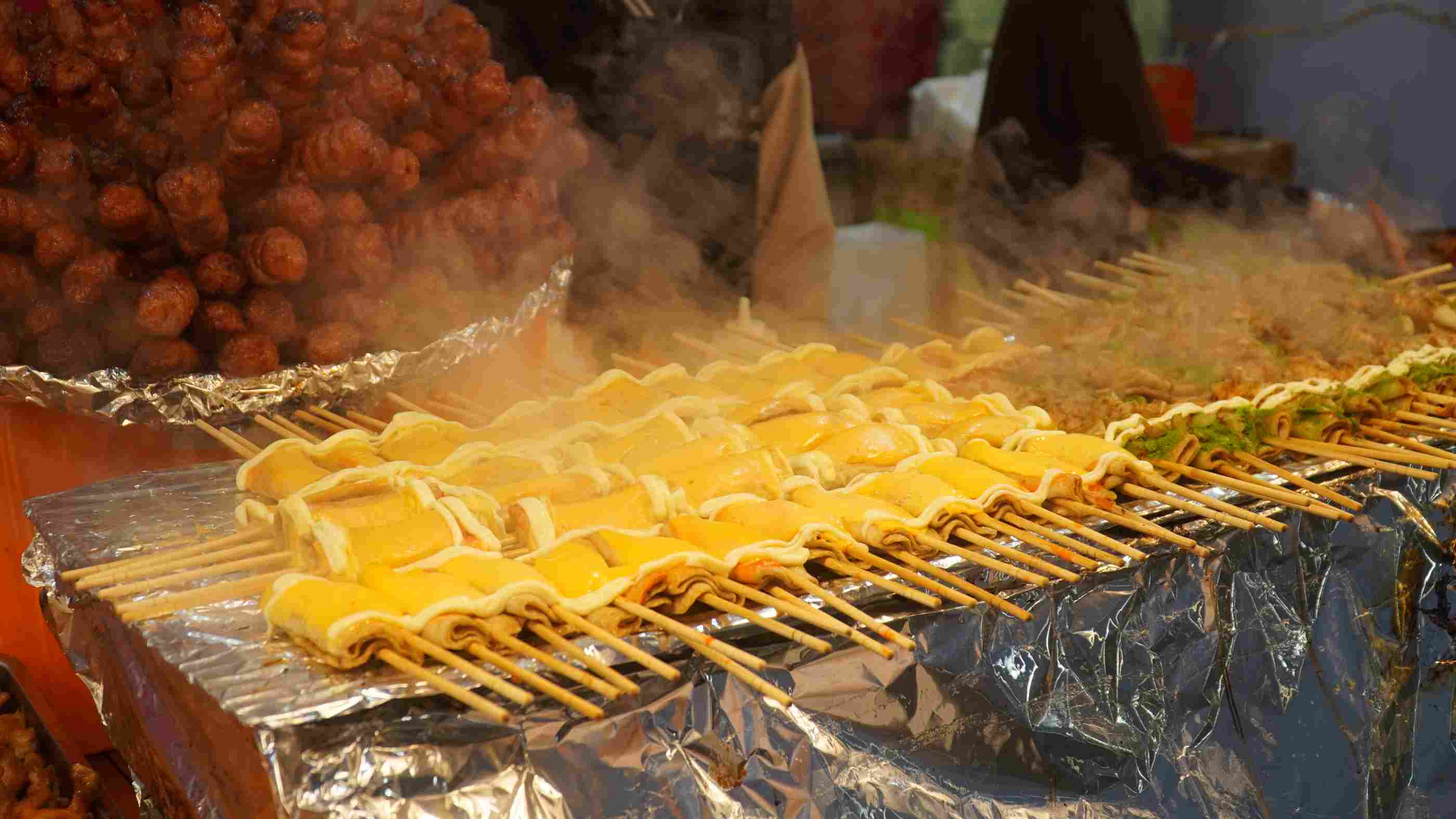 Nem nướng đậm đà, bò viên cay nhẹ trở thành 1 trong các món bán chạy nhất hội chợ. Ảnh: Minh Vũ