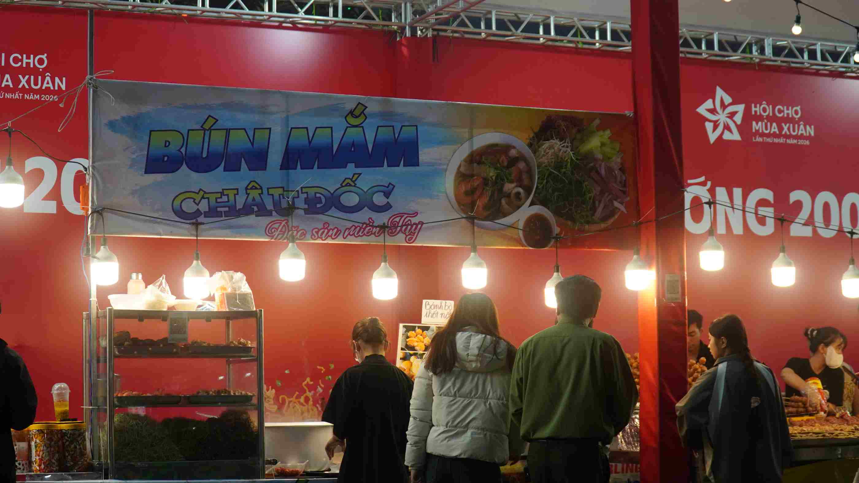 Một tô bún mắm Châu Đốc là gom trọn hương vị miền Tây. Ảnh: Minh Vũ 