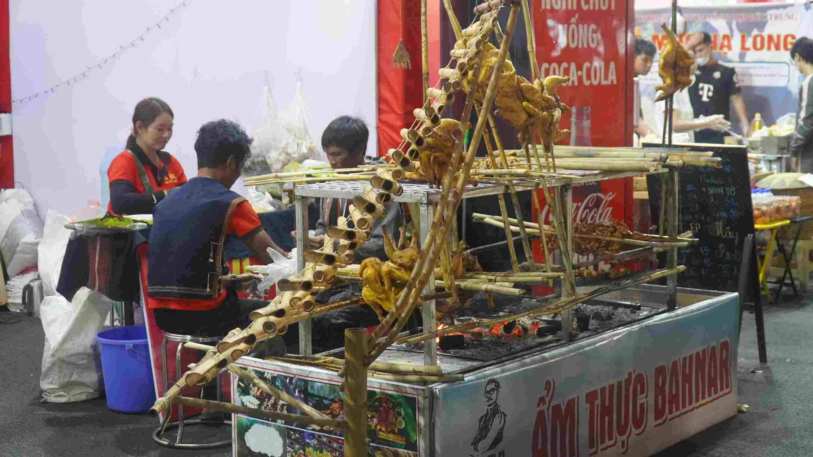 Ẩm thực Tây Nguyên được mang đến hội chợ. Ảnh: Minh Vũ