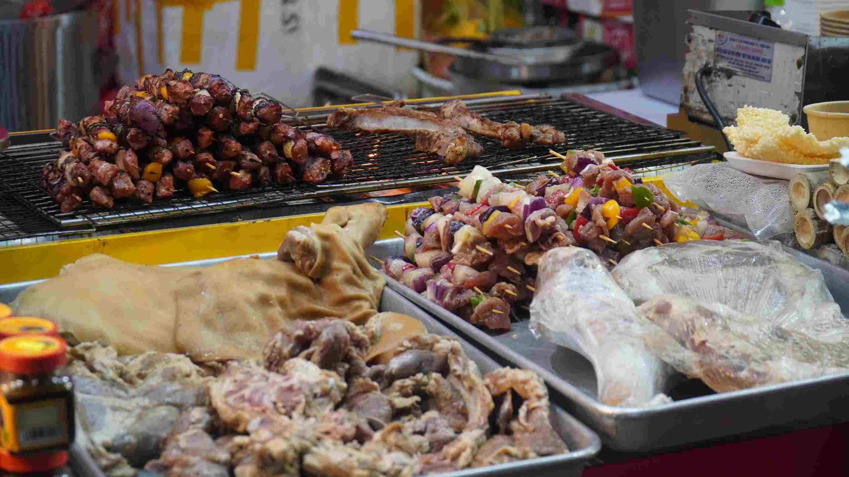 Những xiên dê nướng thơm lừng thu hút du khách. Ảnh: Minh Vũ