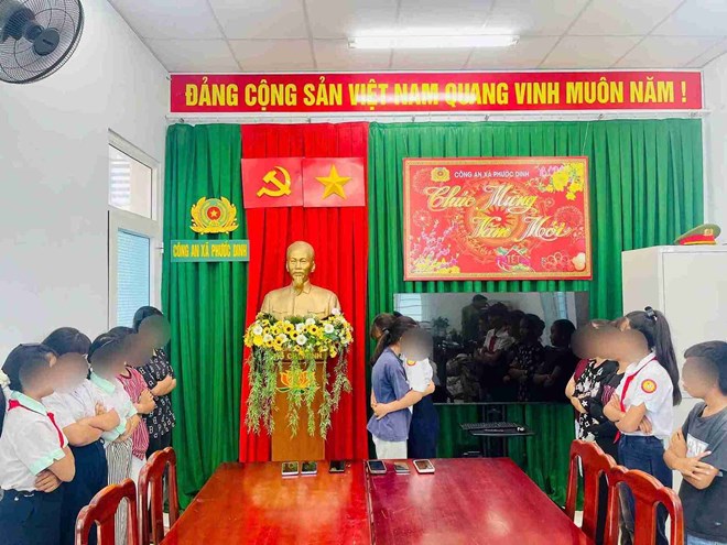 After discovering the 2 female students fighting, the police invited them to work and encouraged them to hug each other to reconcile. Photo: Phuoc Dinh Police