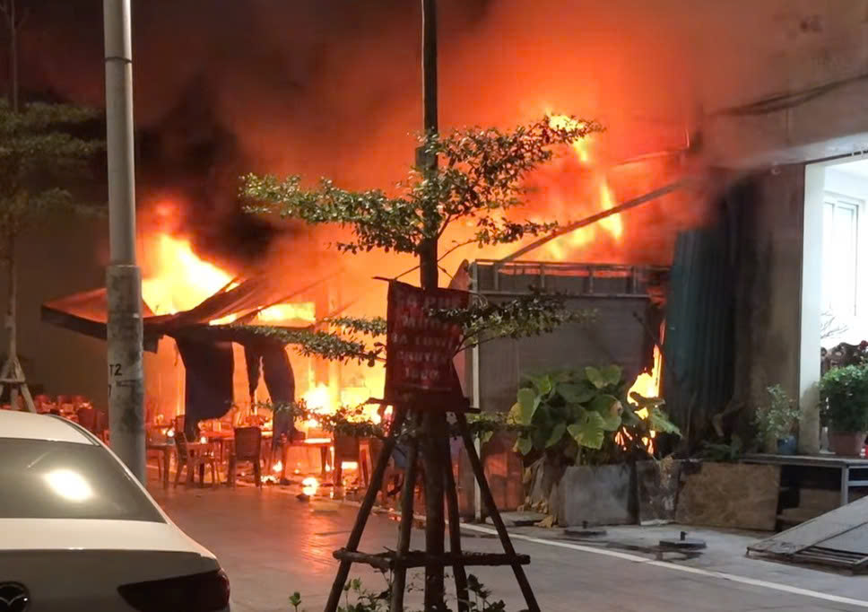 Scene of the fire at a beer shop on Tran Huu Duc street (Hanoi). Photo: People provided