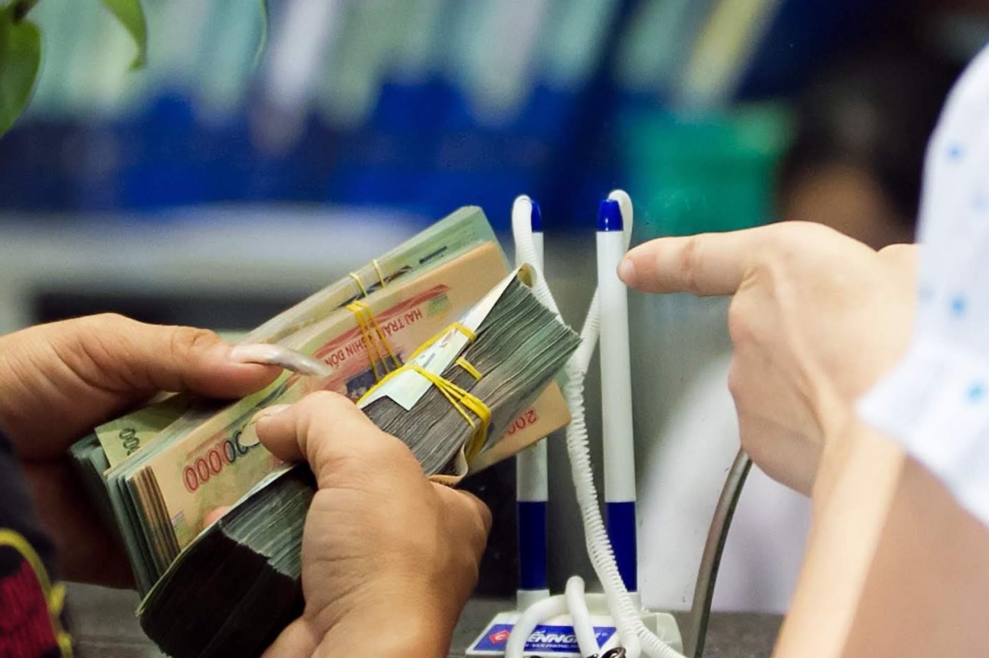 Cần làm gì khi công ty nợ lương 6 tháng, không chốt sổ BHXH? Ảnh: Hải Nguyễn