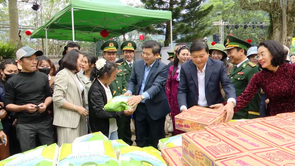 The Border Guard Command of Quang Tri province coordinates with units to bring warm spring to the Ruc people. Photo: Thanh Trung.