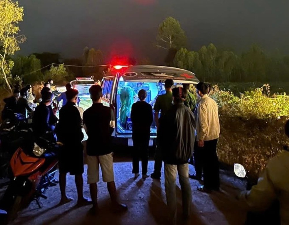 Thi thể nạn nhân được đưa về sau khi cơ quan chức năng hoàn tất khám nghiệm. Ảnh: Phạm Duy 