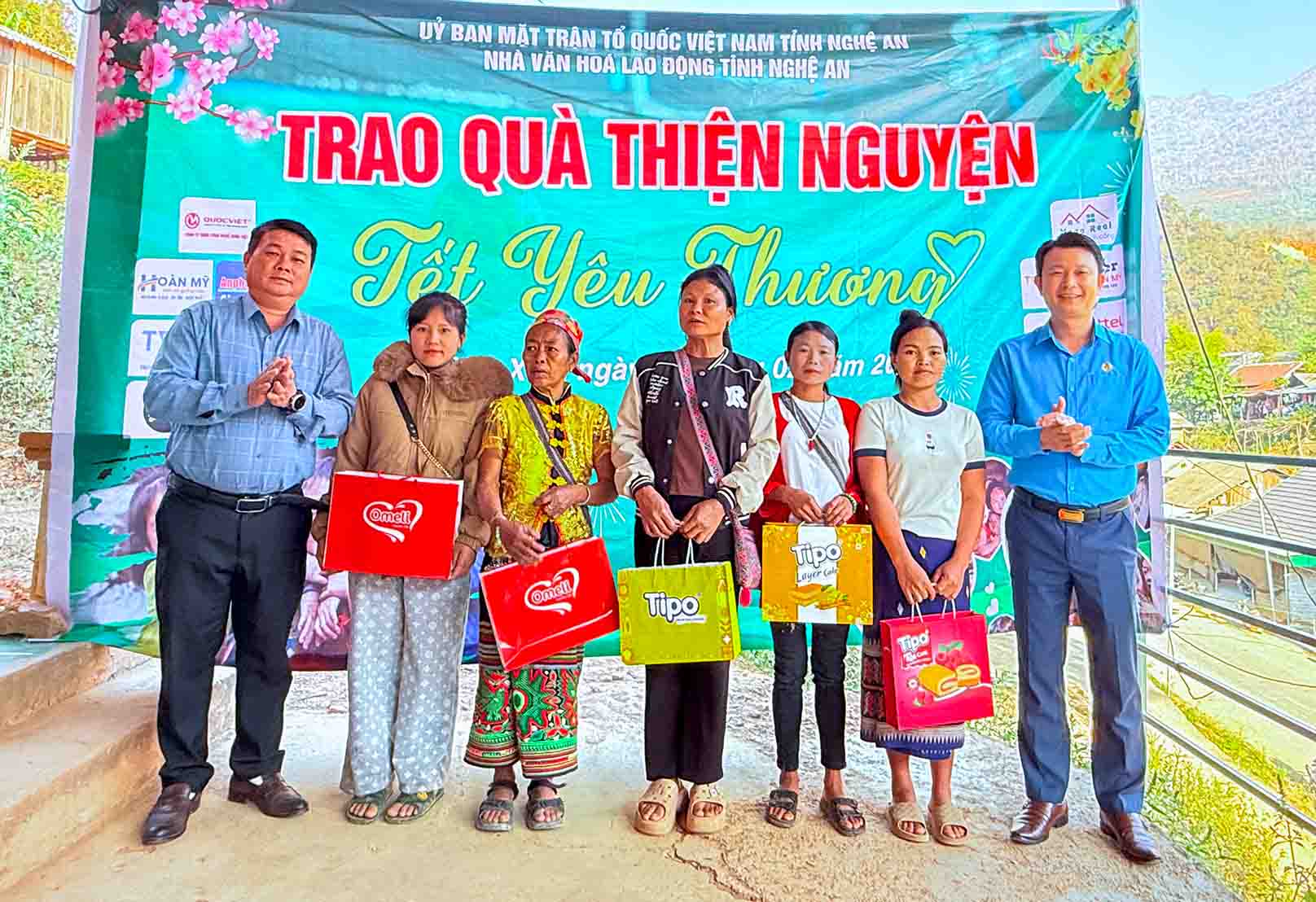 Leaders of the Nghe An Provincial Labor Culture House and the Vietnam Fatherland Front Committee of Muong Xen commune present gifts to households in difficult circumstances. Photo: Thuy Dung
