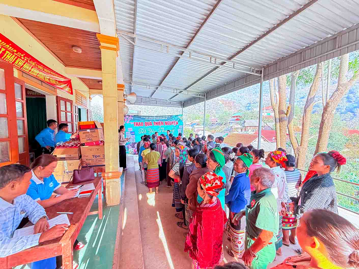 Các hộ khó khăn, đồng bào dân tộc thiểu số tại xã Mường Xén tham gia nhận quà Tết. Ảnh: Thùy Dung