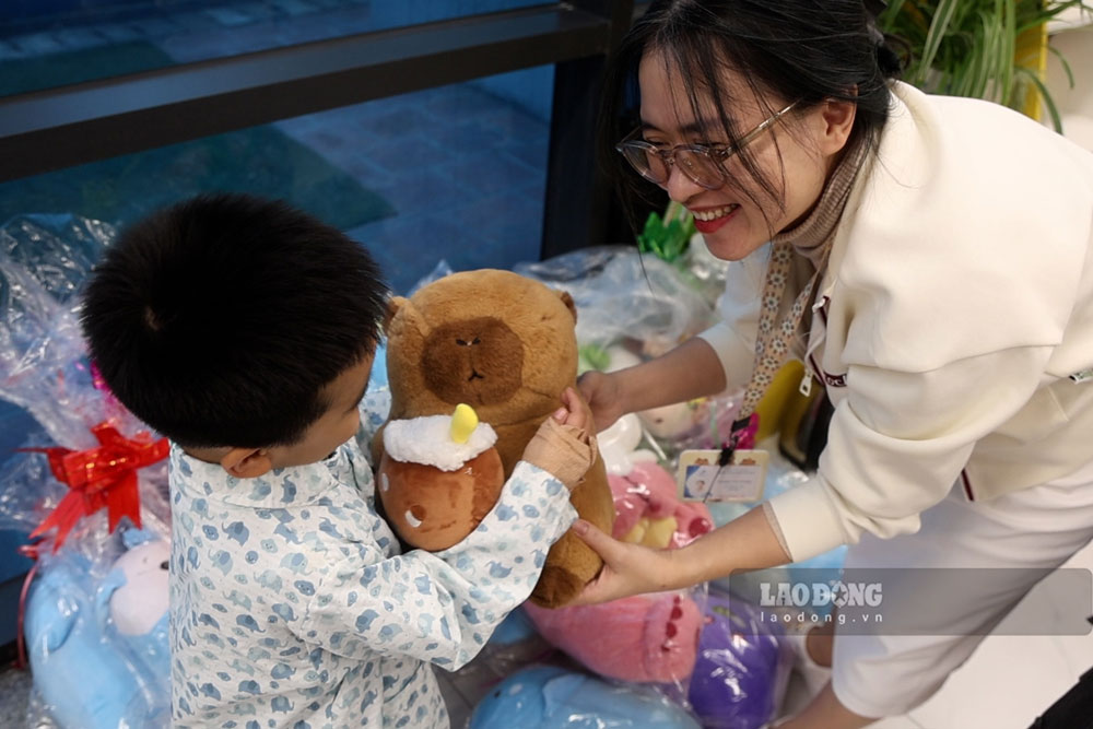 Giving Tet gifts of love, writing more hope for "little warriors