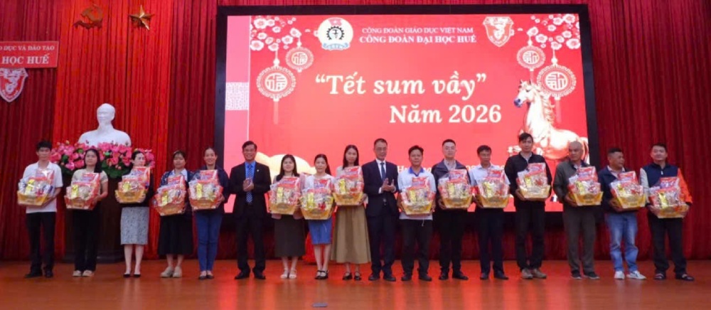 GS.TS. Trần Đăng Hòa, Phó Bí thư phụ trách Đảng bộ Đại học Huế và PGS.TS. Nguyễn Duân, Chủ tịch Công đoàn Đại học Huế trao quà cho đoàn viên, viên chức, người lao động. Ảnh: CĐ ĐH Huế 