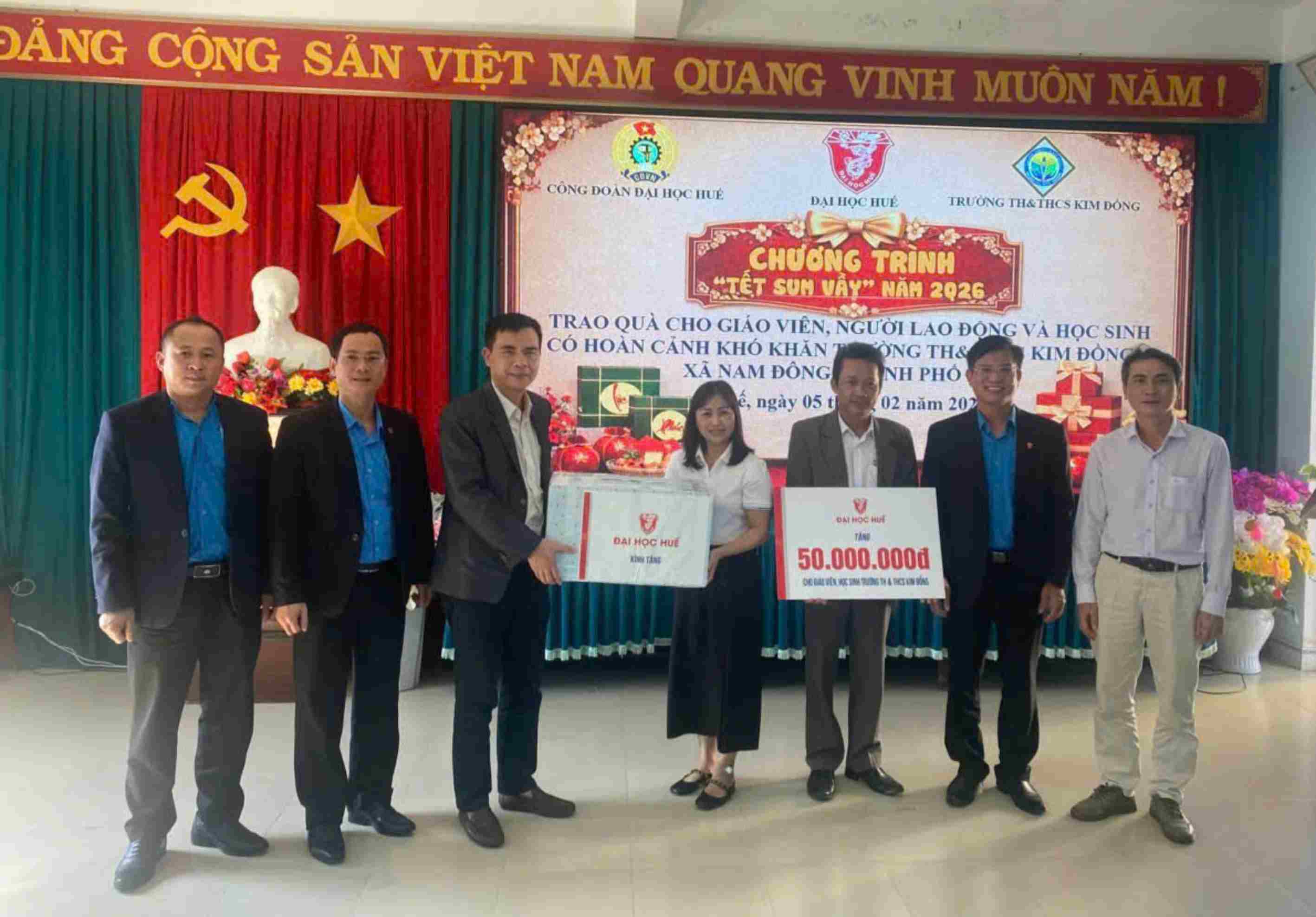 Assoc. Prof. Dr. Nguyen Duan - Chairman of Hue University Trade Union presents gifts and symbolic signs supporting 50 million VND to Kim Dong Primary and Secondary School. Photo: Hue University College