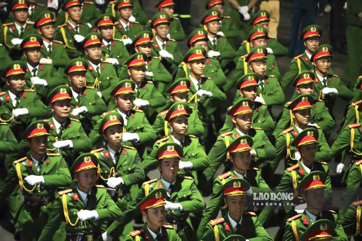 The Ministry of Home Affairs guides on how to calculate special allowances for cadres, civil servants, public employees and armed forces. Photo: Minh Dan