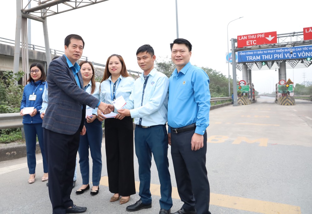 Chairman of the Vietnam Construction Trade Union Pham Hoai Phuong presents gifts to workers. Photo: Van Quyet