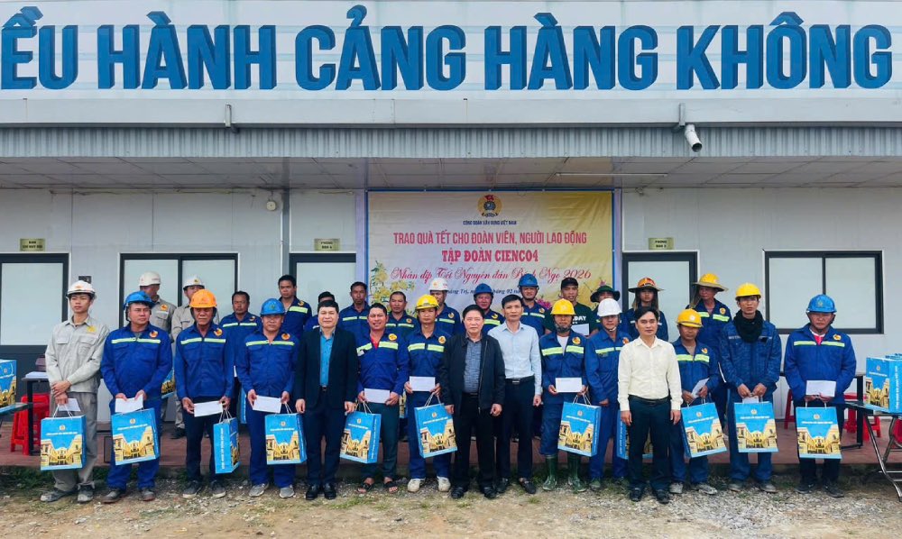 Đồng chí Nguyễn Thanh Tùng, Phó Chủ tịch Công đoàn Xây dựng Việt Nam trao quà cho đoàn viên, người lao động Tập đoàn CIENCO4. Ảnh: Minh Tâm 