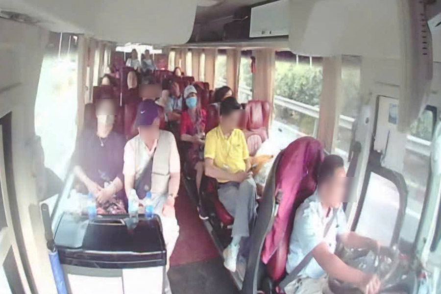 Khách ngồi trên xe khách nhưng không thắt dây an toàn, cả tài xế và khách đều bị xử phạt. Ảnh: Cục CSGT
