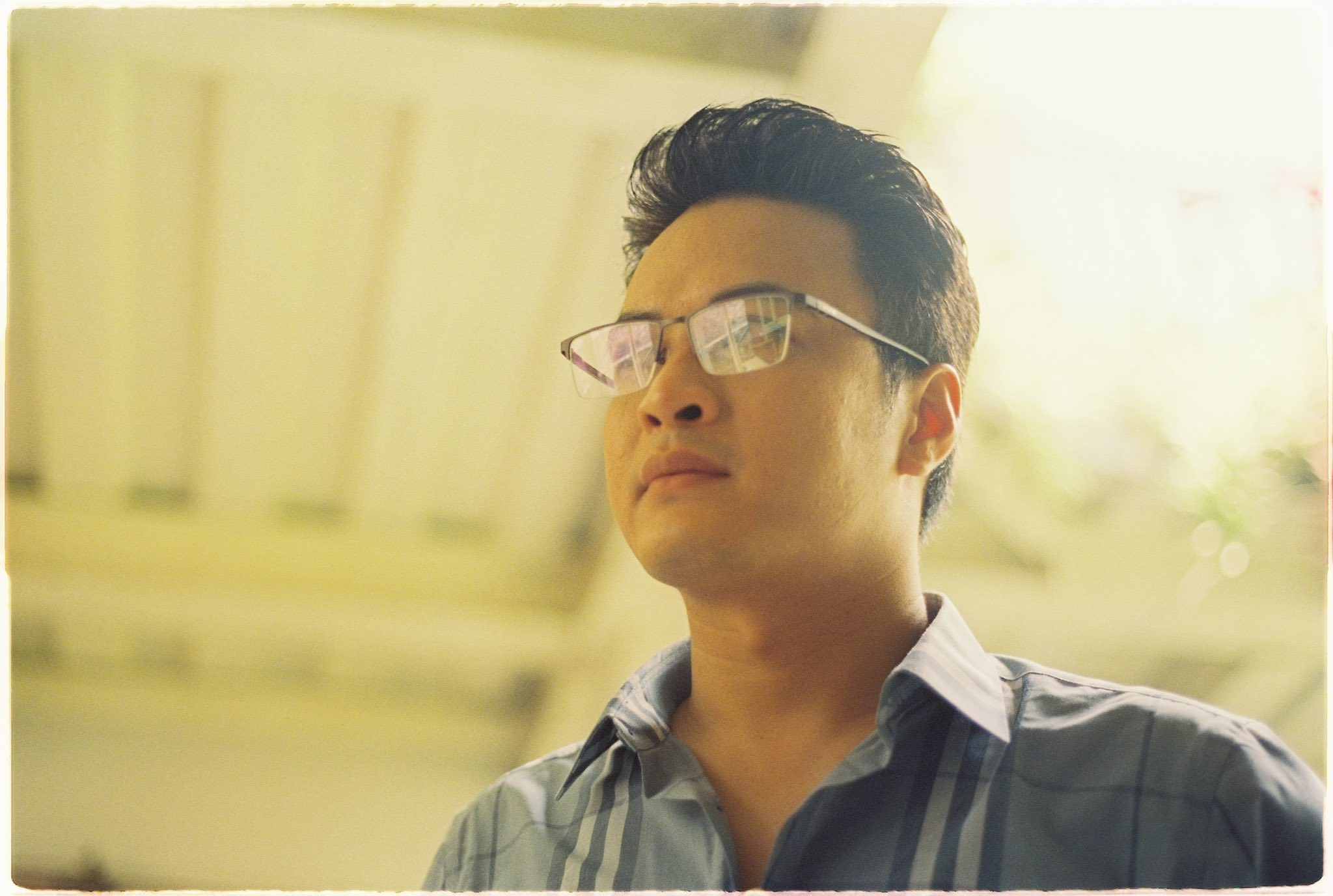 Thanh Sơn đăng ảnh Hồng Đăng trong hậu trường phim Đồng hồ đếm ngược. Ảnh: Nghệ sĩ cung cấp