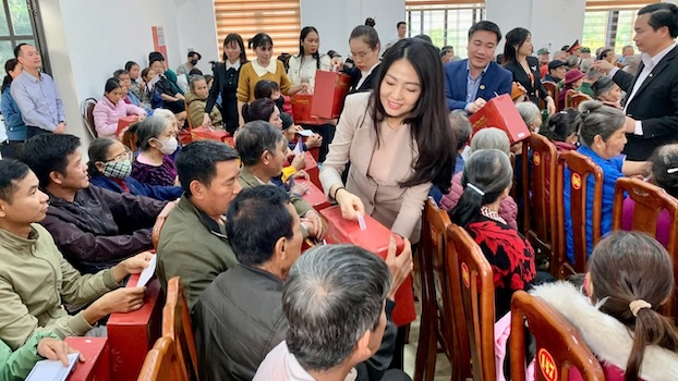 Bà Nguyễn Khánh Chi - Phó Chủ tịch Thường trực Công đoàn Ngân hàng Việt Nam trao quà cho các hộ nghèo. Ảnh: CĐNHVN