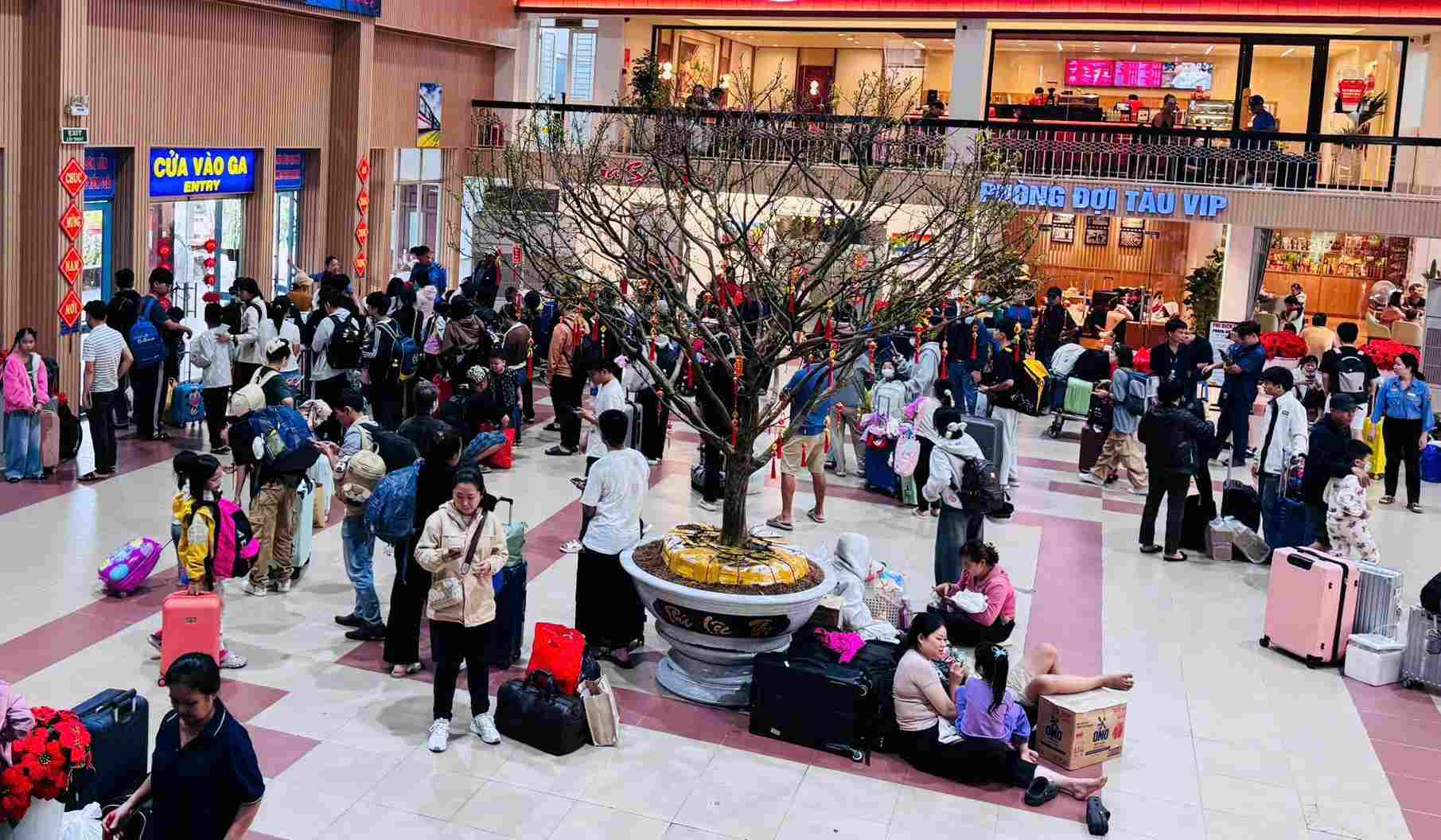 Những ngày này, mỗi ngày có khoảng 4.000 - 5.000 hành khách đến ga Sài Gòn để về quê đón Tết.  Ảnh: Anh Tuấn