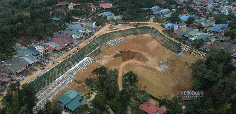 The embankment on 23/9 street, Cam Duong ward will be completed before the Lunar New Year. Photo: Dinh Dai