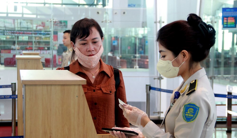 People doing procedures at Vinh airport, Nghe An. Photo: Q.An