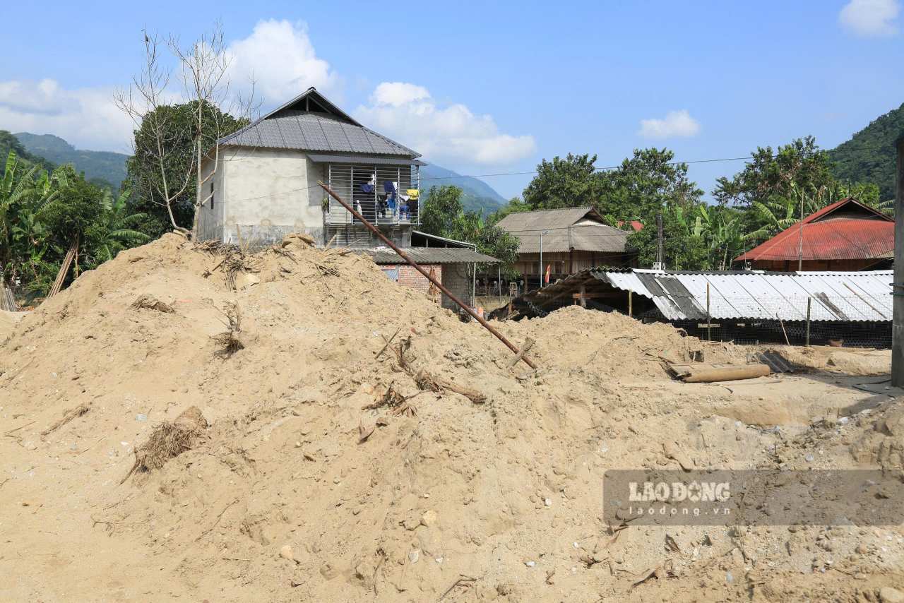 Sau bão số 10, thôn Làng Chút hóa thành sa mạc cát, nhiều nhà cửa, tài sản của người dân bị hư hỏng. Ảnh: Văn Đức 