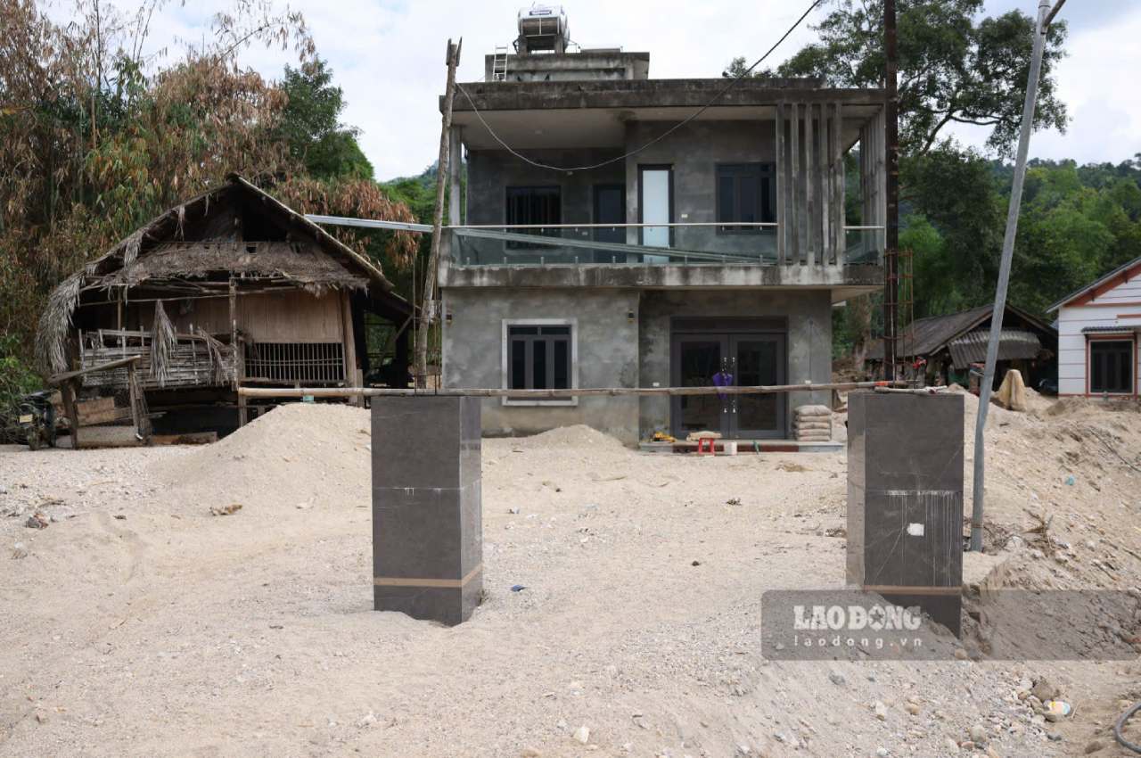 Sau bão số 10, thôn Làng Chút hóa thành sa mạc cát, nhiều nhà cửa, tài sản của người dân bị hư hỏng. Ảnh: Văn Đức 