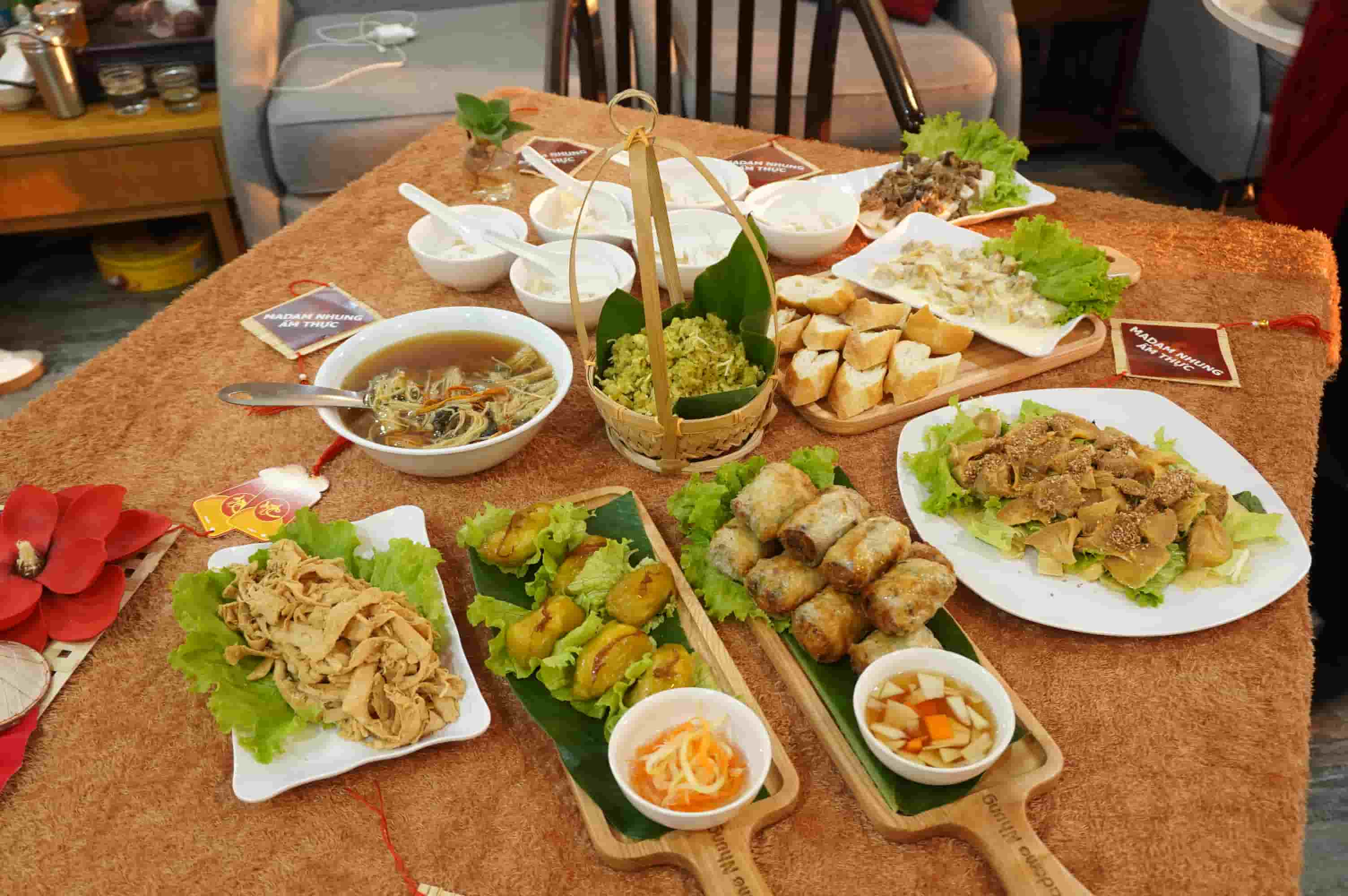 On the 23rd day of the twelfth lunar month, a decent offering tray is indispensable in the ceremony to send off Ong Cong and Ong Tao to heaven. Illustrative photo: Huyen Trang