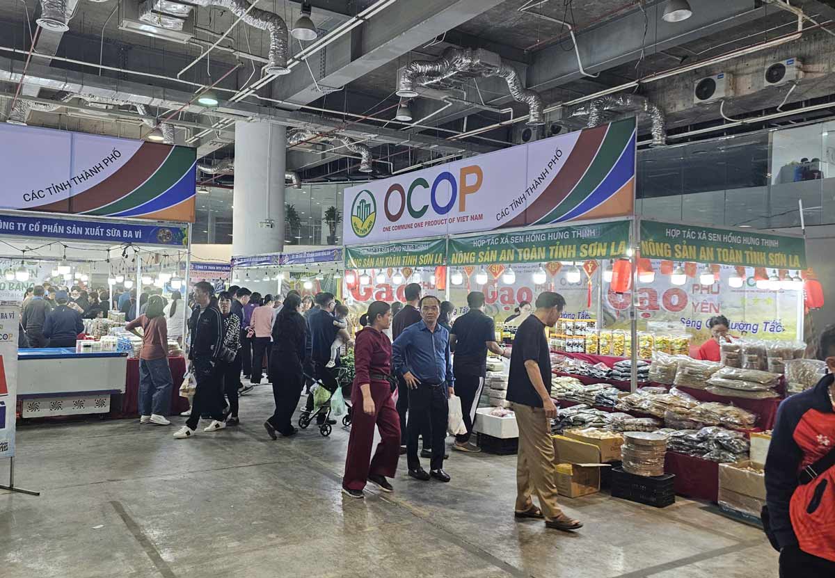 Sau chương trình khai mạc Hội chợ OCOP Xuân 2026 Quảng Ninh, đông đảo người dân đến tham quan, mua sắm. Ảnh: Đoàn Hưng