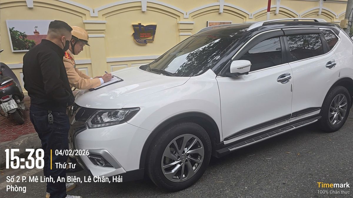 CSGT Hải Phòng xử phạt trường hợp đỗ xe sai quy định. Ảnh: Công an TP Hải Phòng