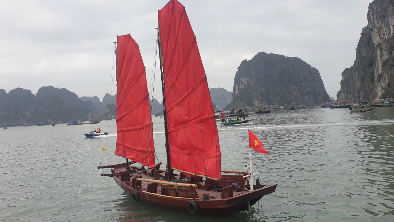 Đây là loại thuyền buồm có thể chạy ngược gió. Ảnh: Nguyễn Hùng