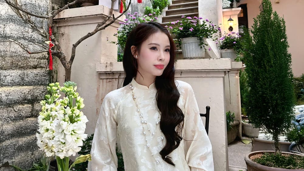 Notes in choosing a suitable ao dai will help women stand out when traveling in spring during Tet. Photo: Mai Anh