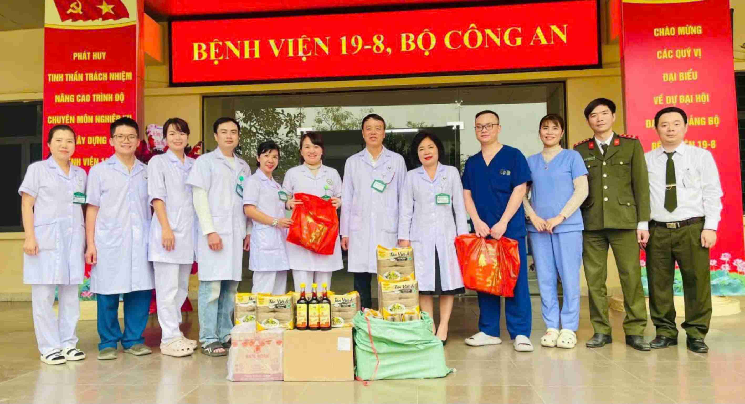 The grassroots Trade Union of Hospital 19-8 deploys Tet care activities for union members and workers. Photo: Trade Union of Hospital 19.8.