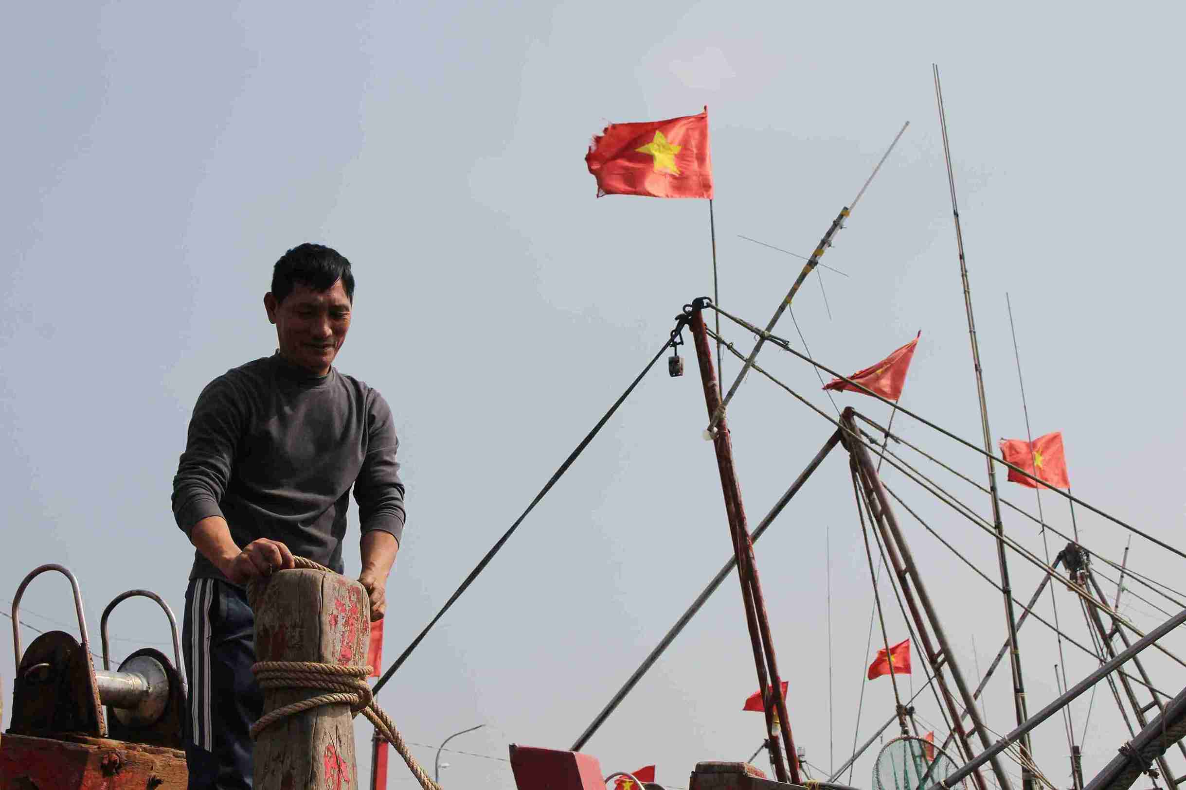 Anh Hiếu sắp xếp lại đồ nghề sau khi tàu cập Cảng biển Diêm Điền